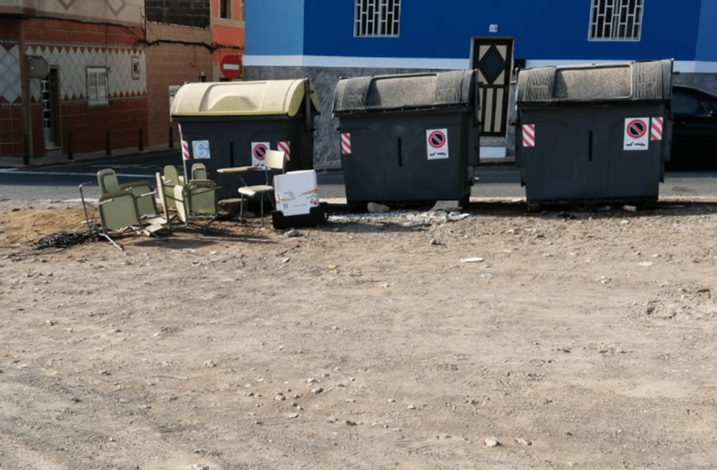 Se trata de pupitres que fueron depositados en un terraplén, junto a los contenedores (Foto TA)